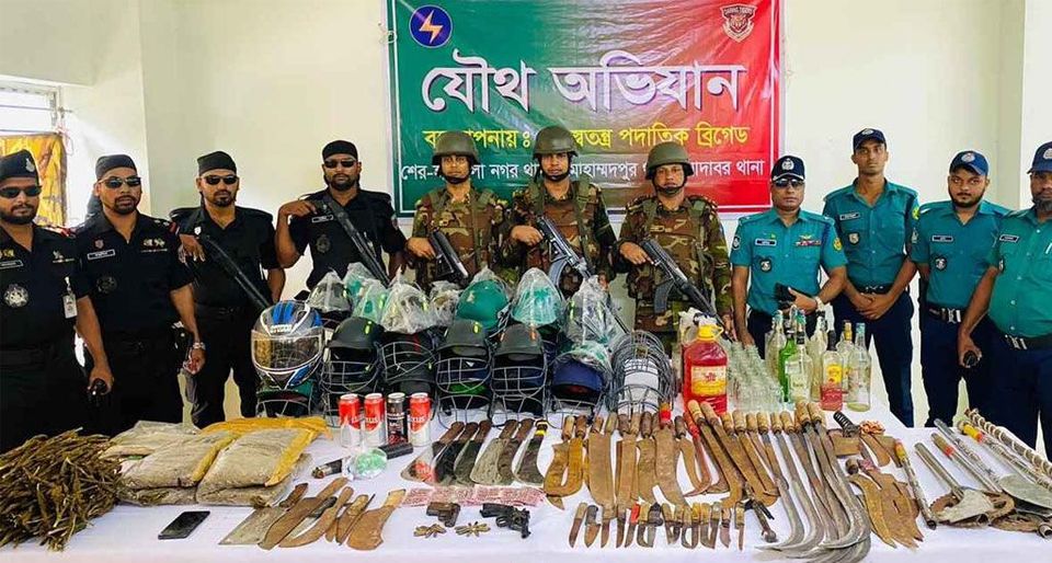 জেনেভা ক্যাম্প থেকে বিপুল অস্ত্র-মাদকসহ গ্রেপ্তার ৩৪