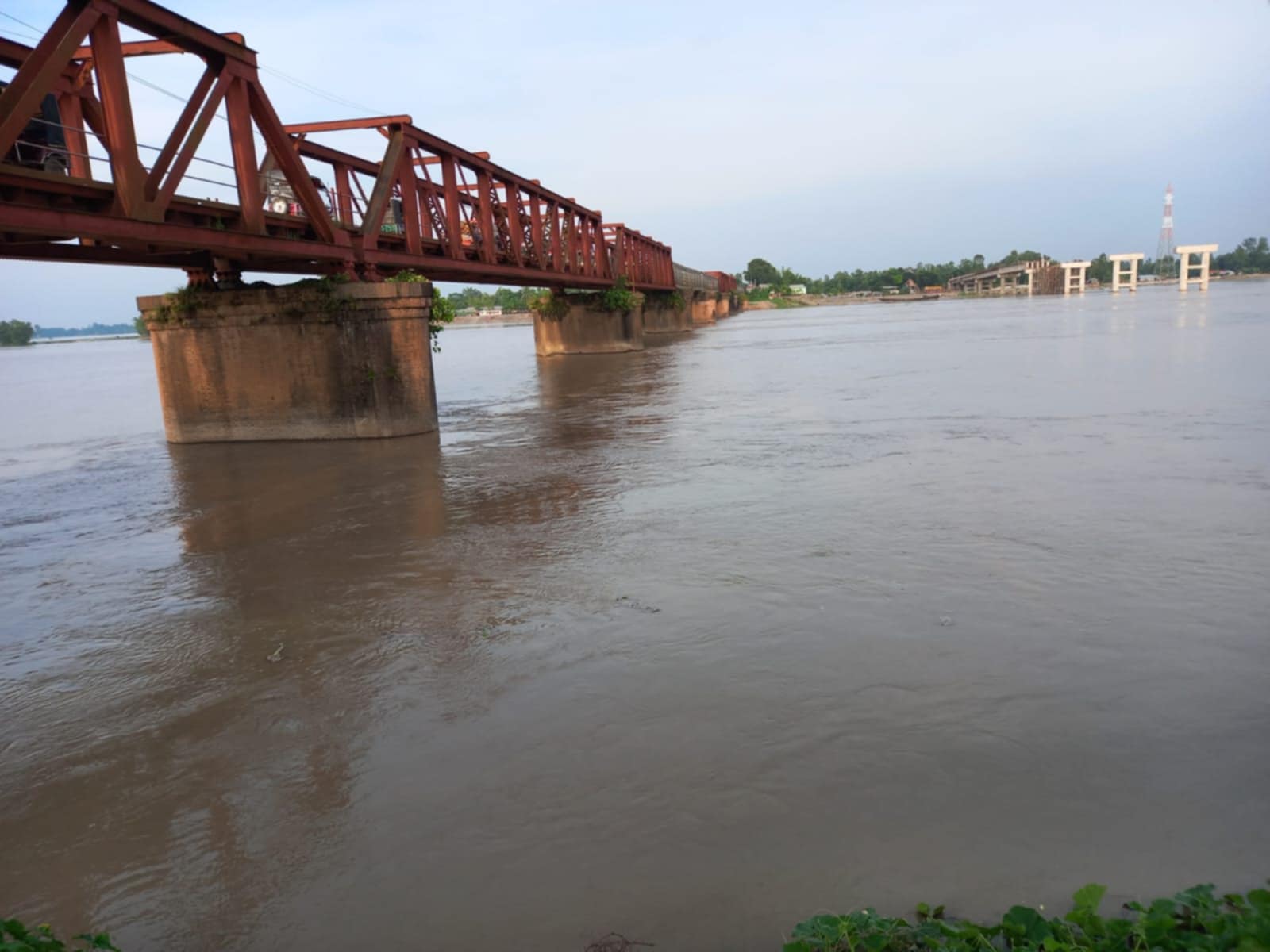 ভূরুঙ্গামারী দুধকুমার নদে টানা বৃষ্টিতে বৃদ্ধি পাচ্ছে পানি