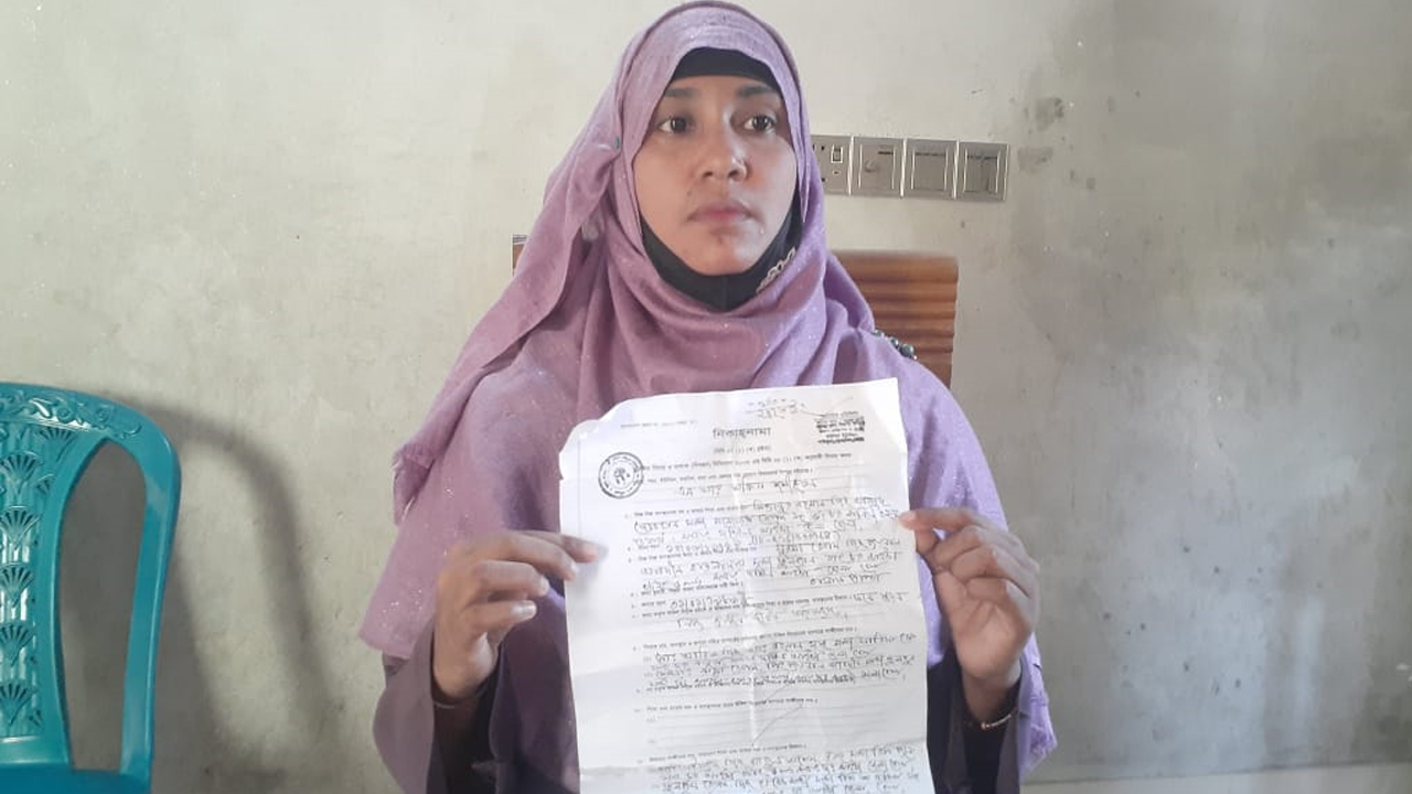 শিক্ষকের বাড়িতে অনশনে ২ সন্তানের জননী