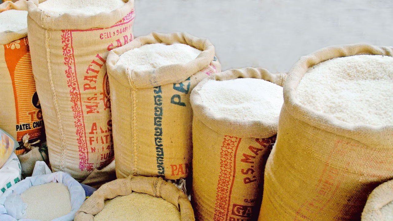 চাল রপ্তানির ওপর থেকে নিষেধাজ্ঞা তুলল ভারত