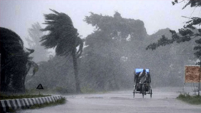ঝড়ের শঙ্কা: সতর্কতা জারি