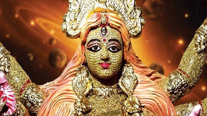 নজর কাড়ছে ধানে গড়া প্রতিমা