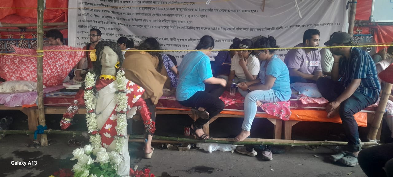 জুনিয়র ডাক্তাররা সুবিচারের আশায় ও ন্যায্য দাবীতে আমরন অনশনে