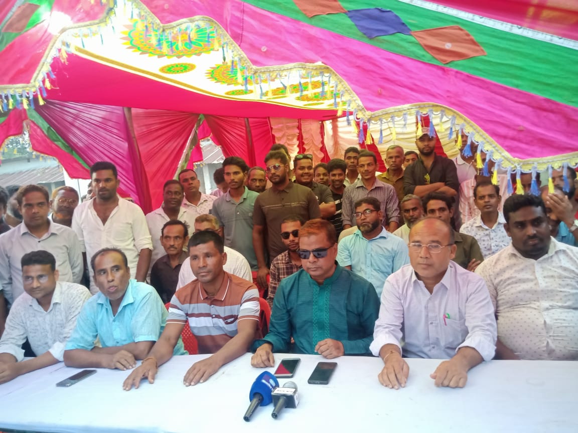 নিয়ামতপুরে বিভিন্ন পূজা মণ্ডপ পরিদর্শনে সাবেক ইউপি চেয়ারম্যান সাজ্জাদ হোসেন টিটু