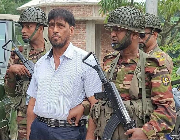 রূপগঞ্জে বালুভর্তি ট্রাক লুটের ঘটনায় বিএনপি নেতা গ্রেপ্তার