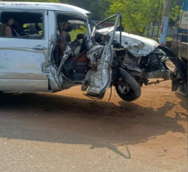 পটিয়ায় যাত্রিবাহী বাস-হাইছ মুখোমুখি সংঘর্ষ