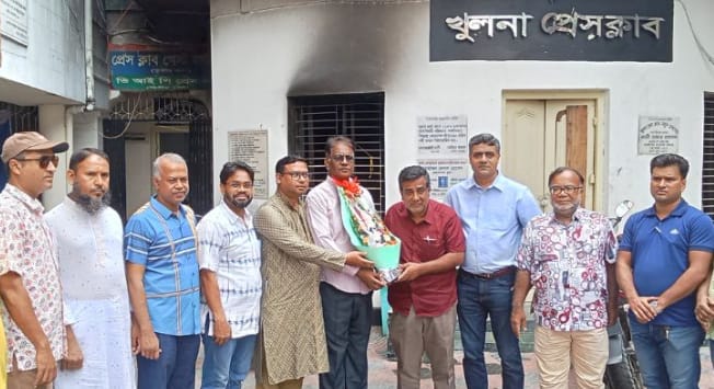 খুলনা প্রেসক্লাবের অন্তর্বর্তীকালীন কমিটিকে এমইউজের ফুলেল শুভেচ্ছা