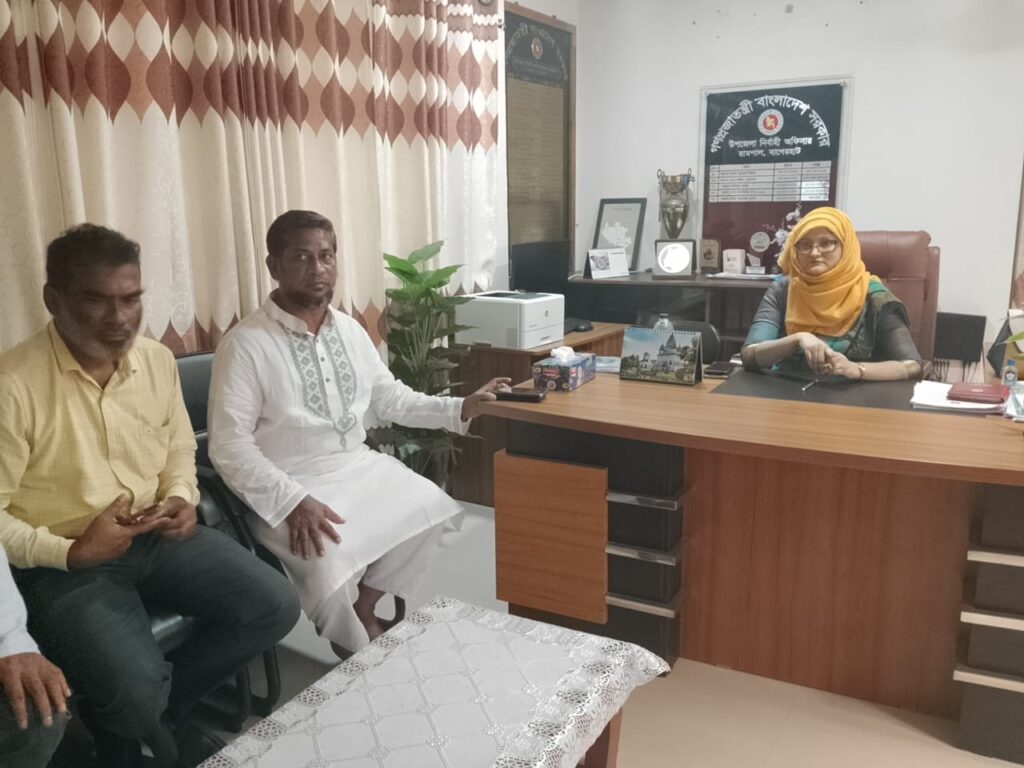 রামপাল উপজেলা নির্বাহী অফিসার সাথে বিএনপি কেন্দ্রীয় নেতা শামিমুর রহমান এর মত বিনিময়