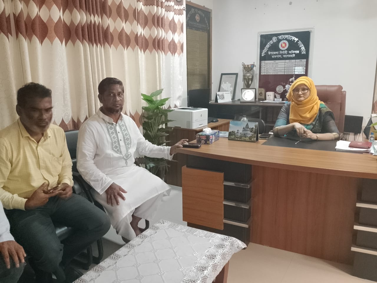 রামপাল উপজেলা নির্বাহী অফিসার সাথে বিএনপি কেন্দ্রীয় নেতা শামিমুর রহমান এর মত বিনিময়