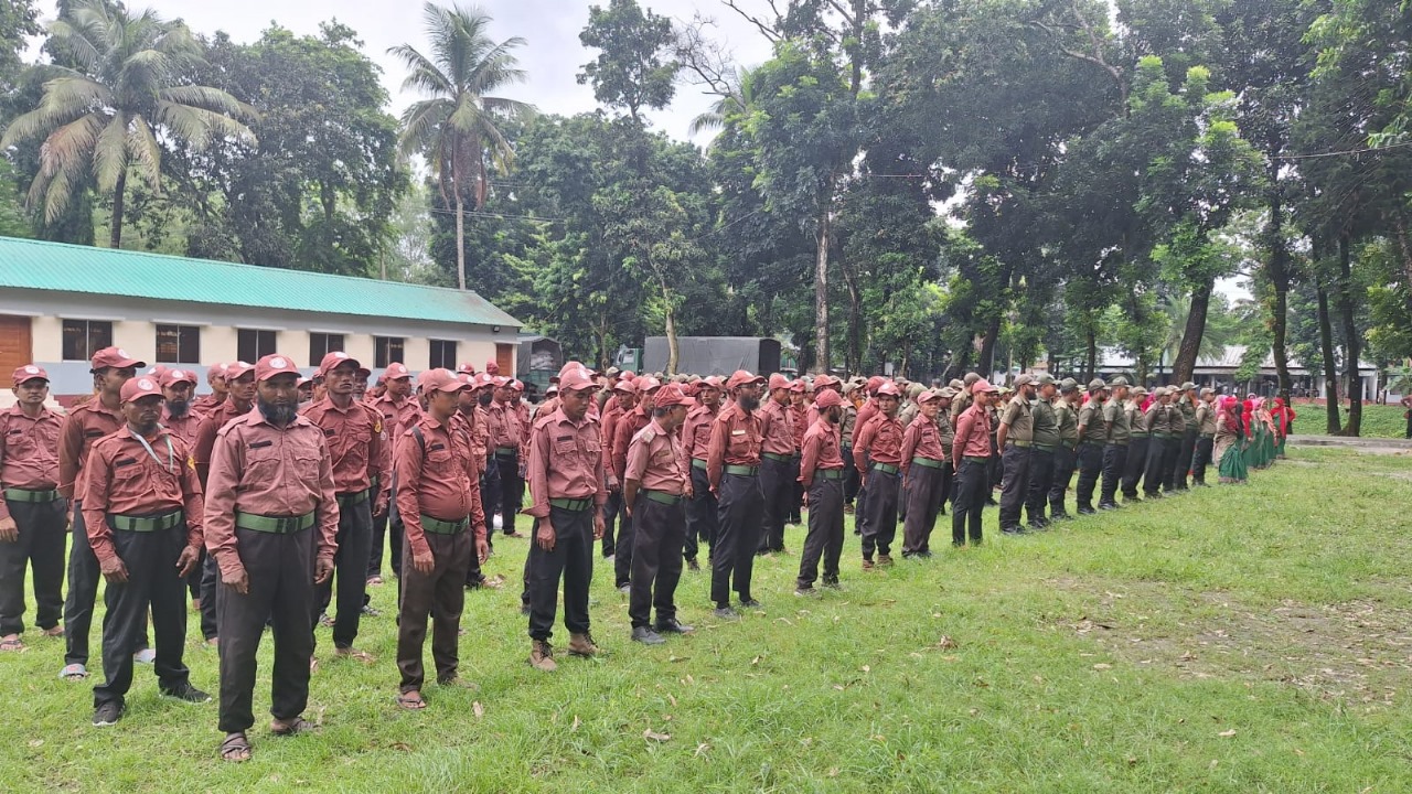 শারদীয় দূর্গা উৎসব উদযাপনের গুরু দায়িত্বে নিয়োজিত আনসার বাহিনী