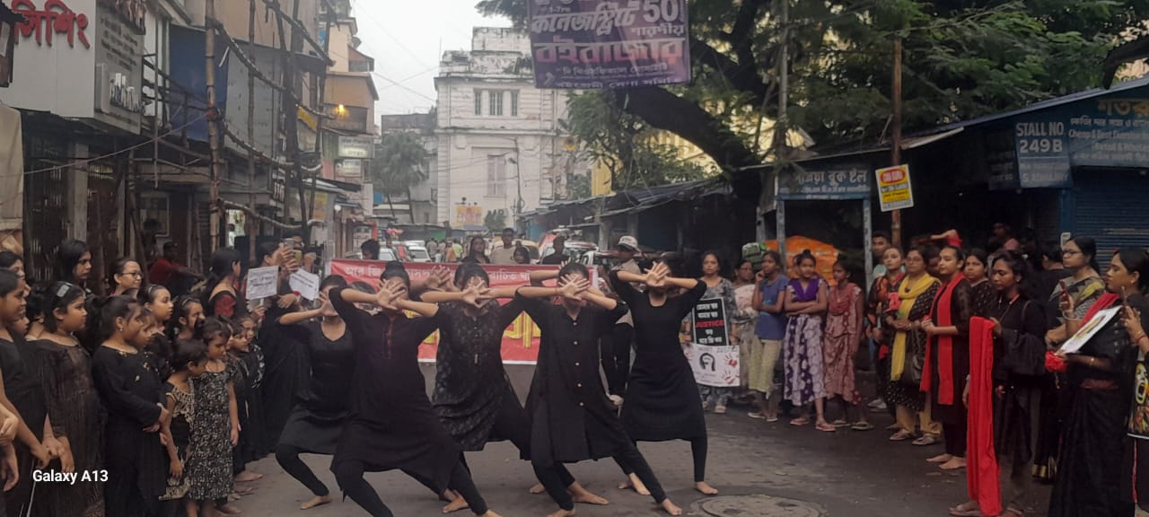 আর জি করের ঘটনার প্রতিবাদে পথে নামলেন নৃত্য কলাঙ্গম ও ছাত্র ছাত্রীরা