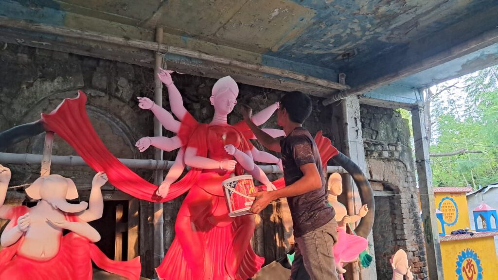 চাঁপাইনবাবগঞ্জের পুজা মন্ডবে শেষ প্রতিমা তৈরীর কাজ