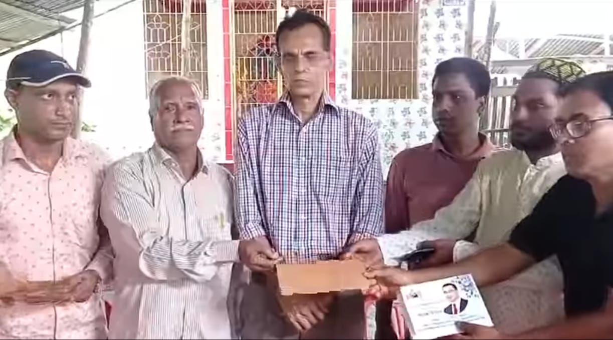 হাবিবুর রহমান সেলিম রেজা’র পক্ষ থেকে পূজা মন্ডপে শুভেচ্ছায় বিনিময় ও অনুদান প্রদান