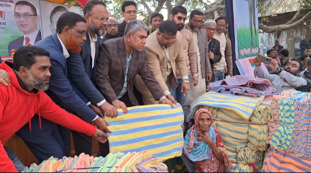 জয়পুরহাটে তারেক রহমানের নির্দেশে অসহায় ছিন্নমূল মানুষের মাঝে শীতবস্ত্র বিতরণ