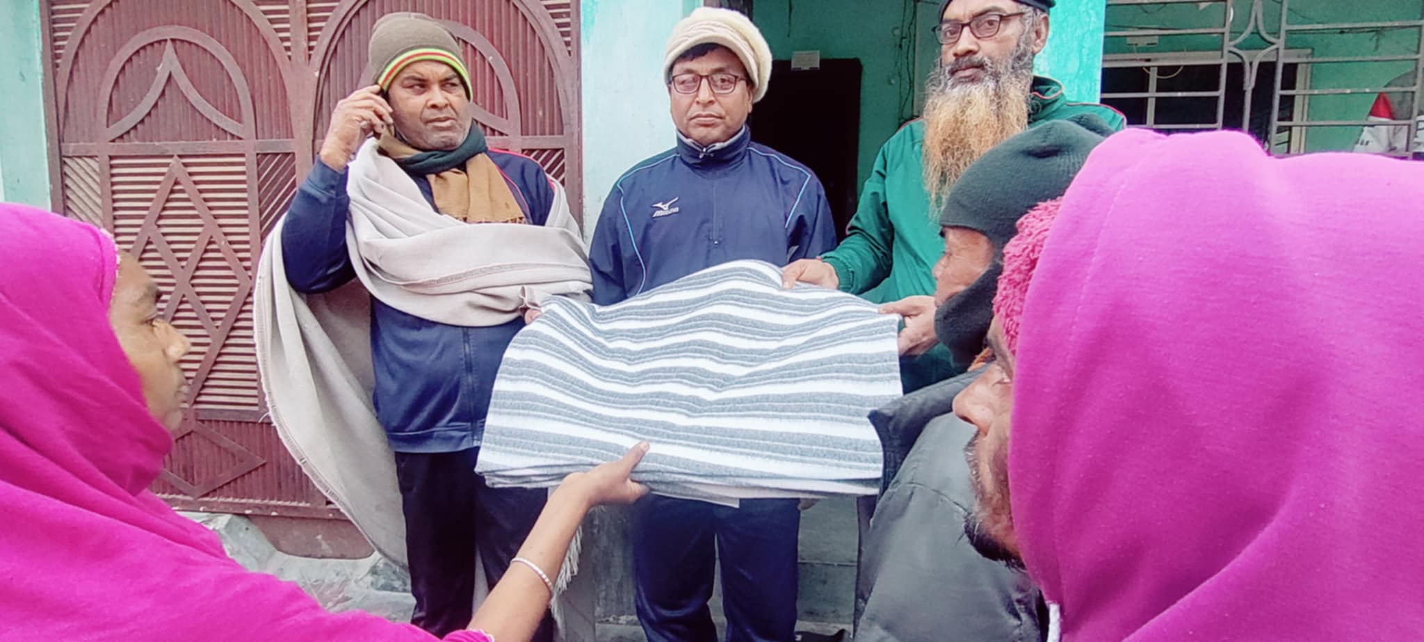 বিএনপির নেতার পারিবারিক উদ্যোগে কম্বল বিতরণ