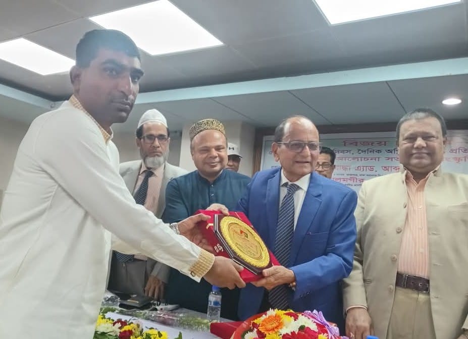 আবু বক্করের হাতে ক্রেস্ট তুলে দেন সৈয়দ আলমগীর