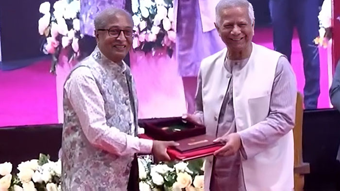 একুশে পদক তুলে দিলেন প্রধান উপদেষ্টা