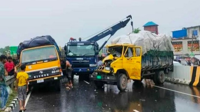 গাজীপুরে তিন ট্রাকের মুখোমুখি সংঘর্ষে নিহত ৩