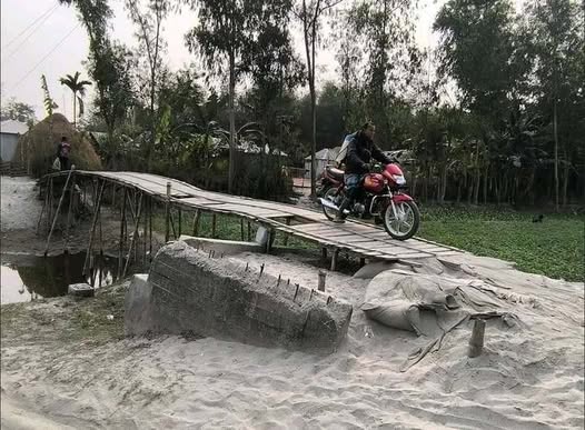 ডিমলায় ঝুঁকিপূর্ণ কাঁঠের সাঁকো দশ গ্রামের মানুষের একমাত্র মাত্র ভরসা