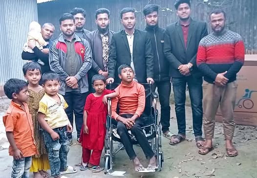 পলাশবাড়ীতে এতিম অসহায় প্রতিবন্ধী রিয়াদের পাশে দাড়ালো প্রজন্ম তরুণ সংঘ