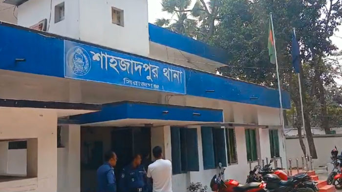 <span>ঘাতক স্বামীকে আটক ও নিহত লাশ উদ্ধার করে মর্গে প্রেরণ করা হয়েছে / </span>শাহজাদপুরে পারিবারিক কলহের জেরে গৃহবধূ খুন