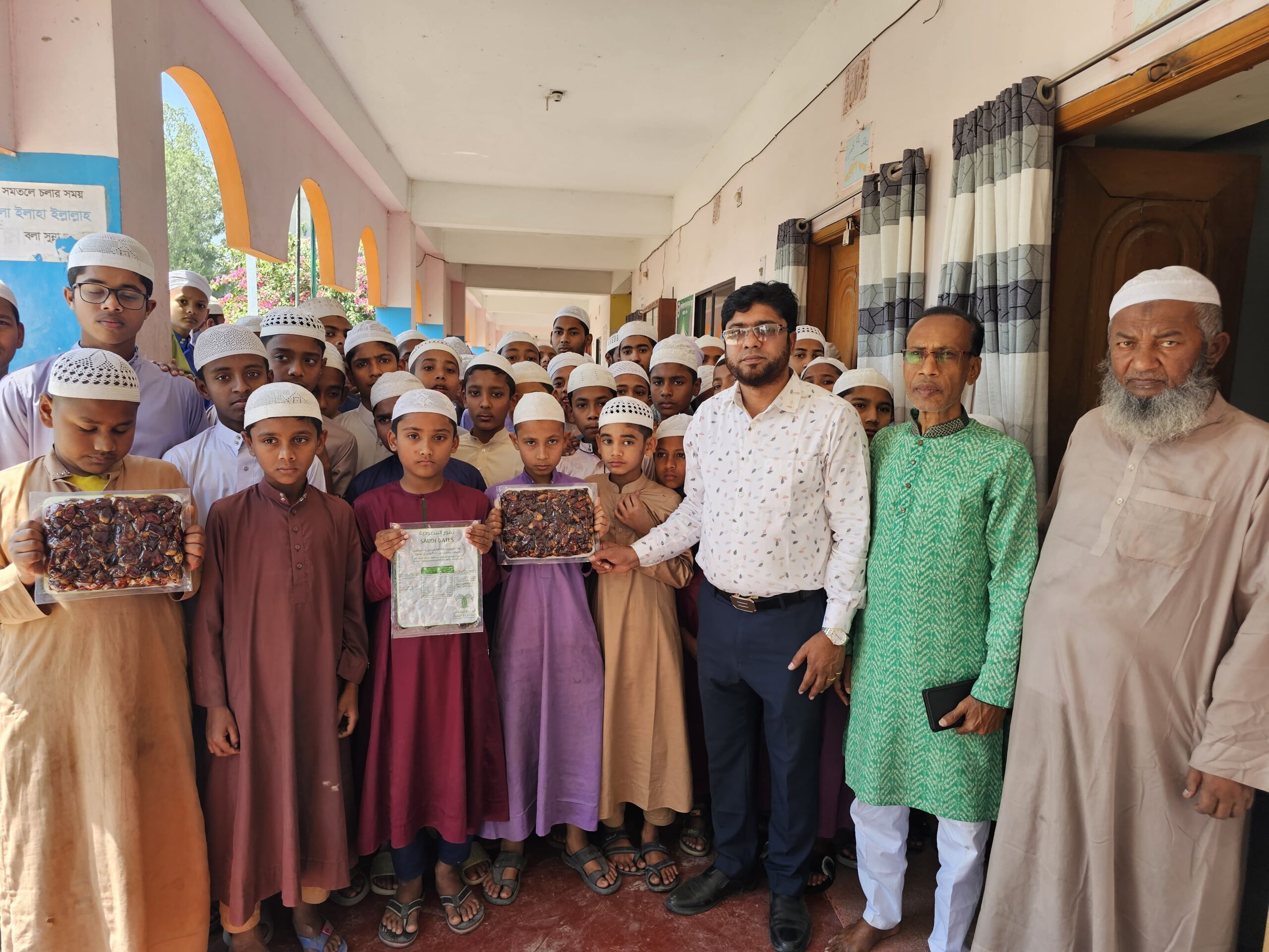 ধামইরহাটে এতিম শিশু শিক্ষার্থীদের মধ্যে খেজুর বিতরণ