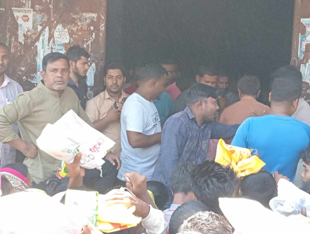 ঠাকুরগাঁওয়ে ঈদ উপলক্ষে অসহায়দের মাঝে ভিজিএফ’র চাল বিতরণ