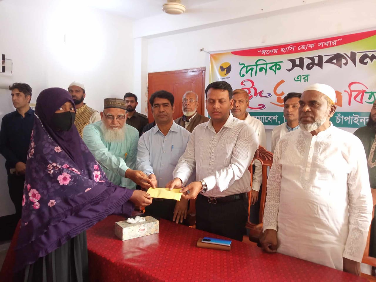 চাঁপাইনবাবগঞ্জে দেড় শতাধিক দুস্থ পরিবার পেল ঈদ উপহার