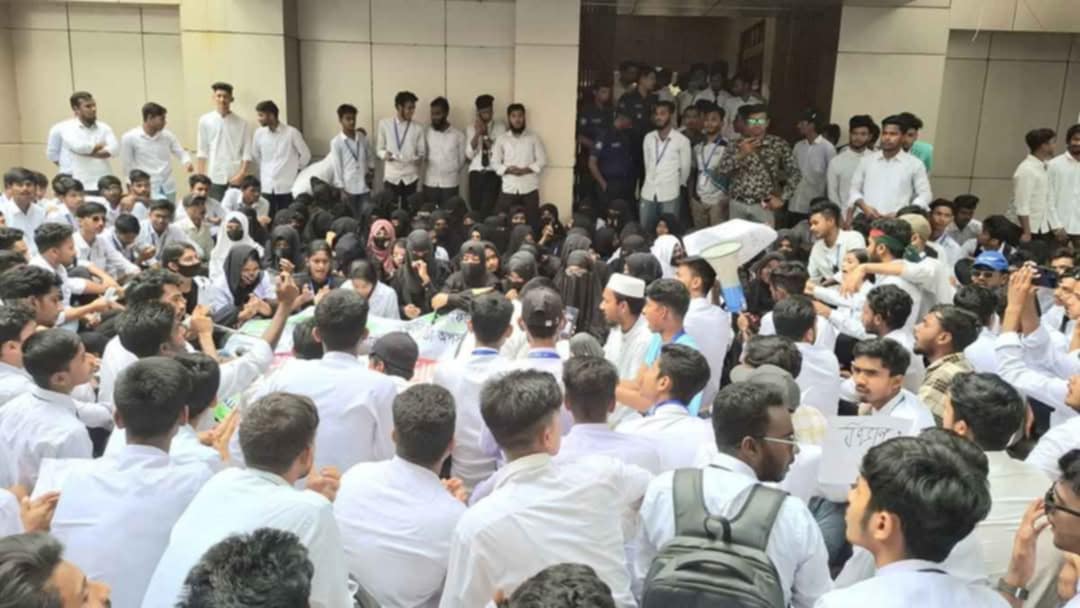 নওগাঁয় কোটা বাতিলসহ ৬ দফা দাবিতে ক্লাস-পরিক্ষা বর্জন করে আন্দোলনে নেমেছে শিক্ষার্থীরা