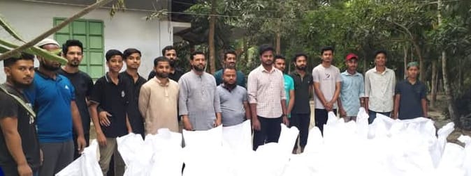 সোনাপুর ক্রীড়া ও সমাজ কল্যাণ সংঘের ঈদ উপহার প্রদান