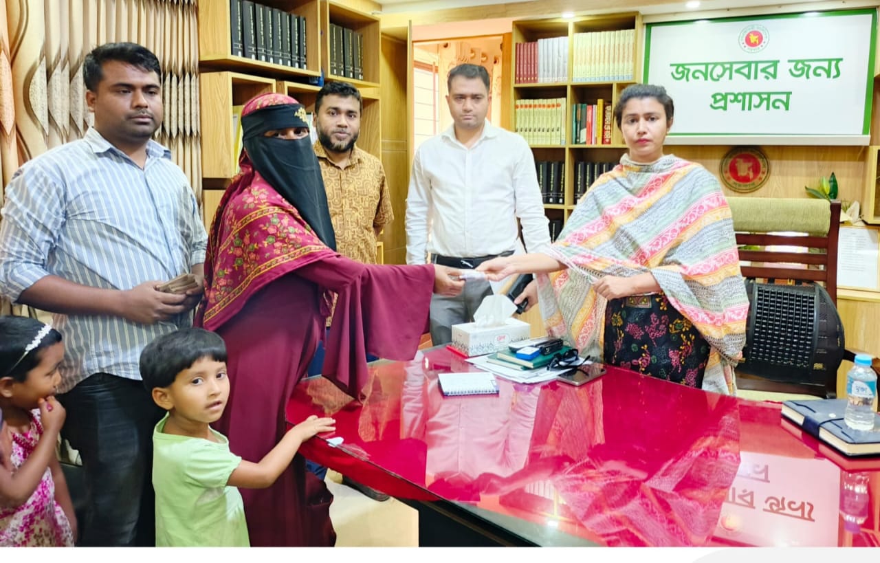 হোসেনপুরে উপকারভোগীদের মাঝে সুদমুক্ত ক্ষুদ্র ঋণ বিতরণ