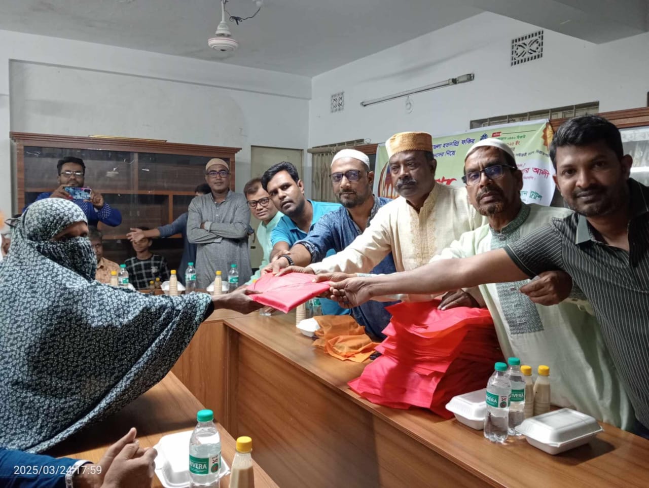 তাড়াশে ফকির মিসকিন কল্যান সমিতির উদ্যোগে ইফতার উপহার প্রদান