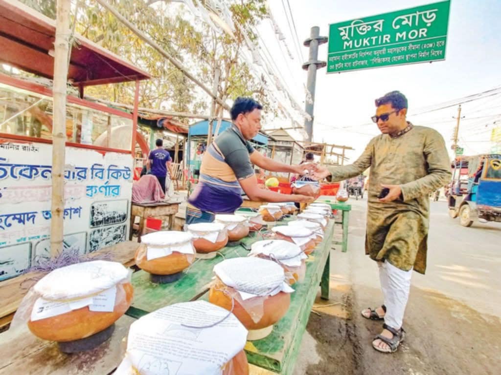 নওগাঁয় ইফতারে সবচেয়ে প্রিয় প্রসিদ্ধ পাতলা টক দই, এর মাঠা-ঘোল বিক্রি ধূম