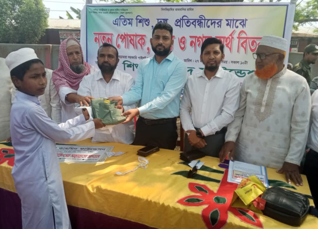 ভেড়ামারায় নতুন পোষাক উপহার দিয়ে এতিম শিশুদের মুখে হাসি ফুটলো শিশু তাহমিদ ফাউন্ডেশন
