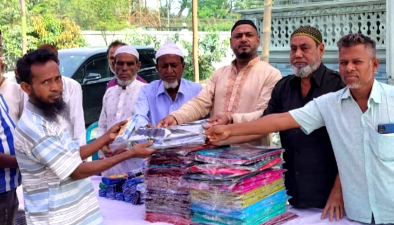মুন্সিগঞ্জে শিলই বিএনপি নেতা জাকির জমাদার এর উদ্যোগে ঈদ উপহার