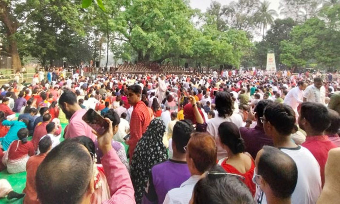 রমনায় মানুষের ঢল