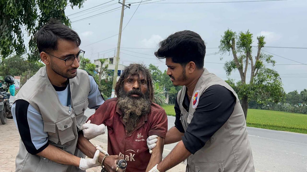 পাগল নয়, তারা মানুষ জট চুল কেটে নতুন জীবনের আলো জ্বালাচ্ছেন মো. সোহেল রানা ও সাইমুন আহমেদ