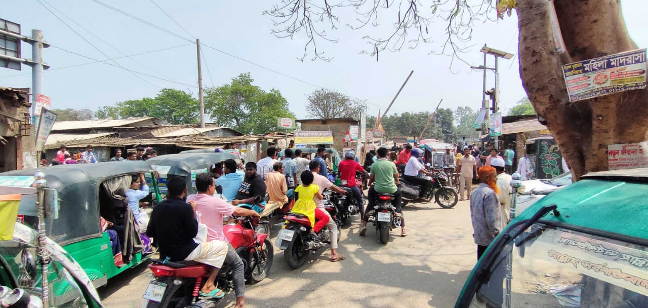 রাণীনগরে হাজার হাজার পথচারীর গলার কাঁটা সরু রেলগেট