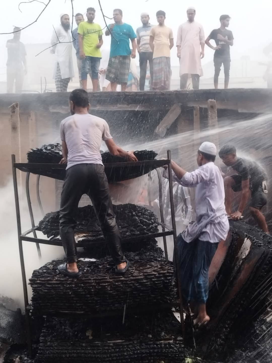 মাদারীপুর পুরান বাজার বড় মসজিদের পাশে ভয়াবহ অগ্নিকাণ্ড