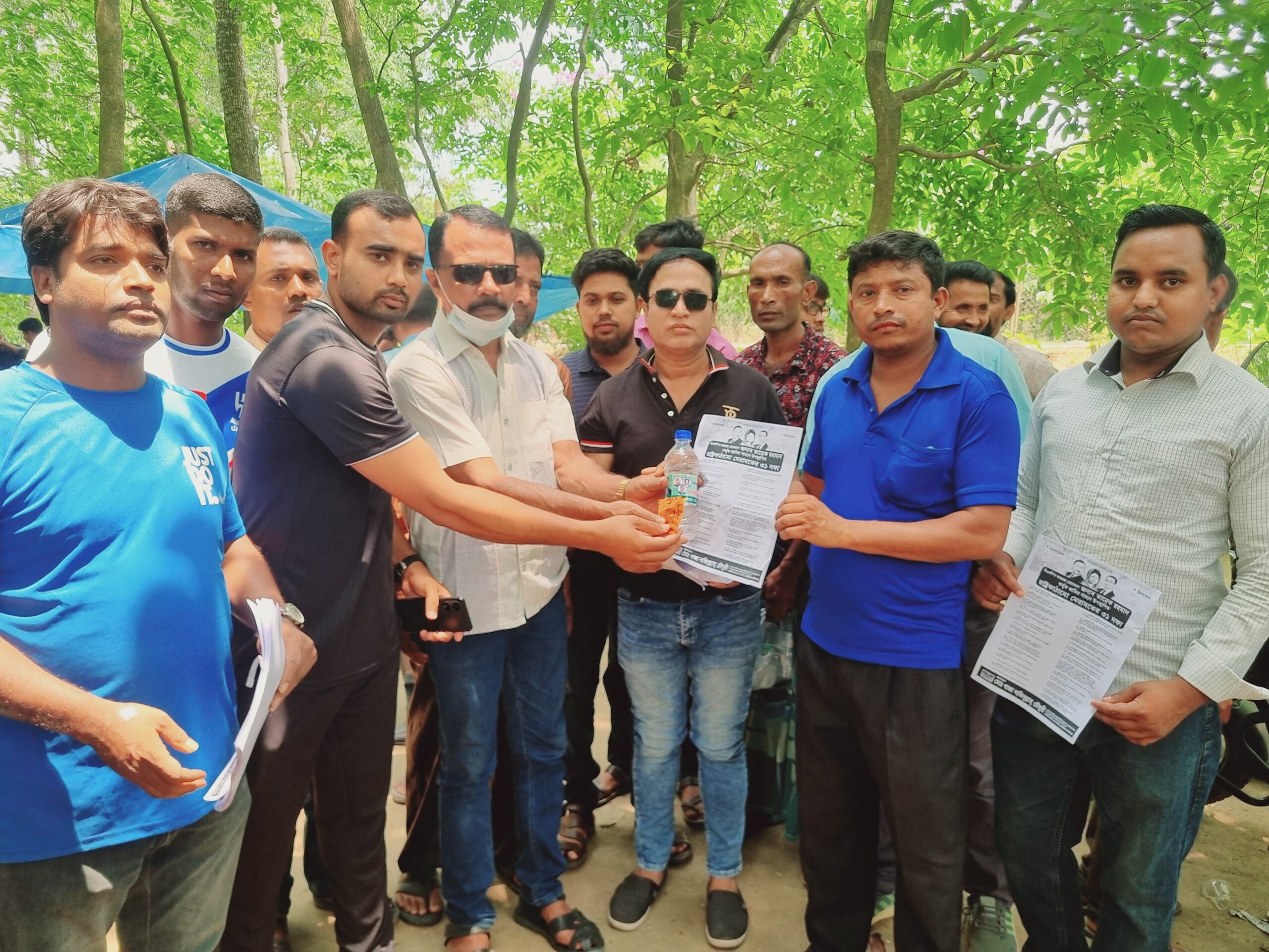 ধামইরহাটে ছাত্রদলের আয়োজেন পানি, স্যালাইন ও লিফলেট বিতরণ
