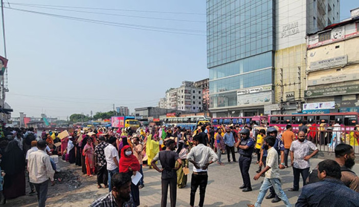 টঙ্গীতে বকেয়া বেতনের দাবিতে মহাসড়ক অবরোধ