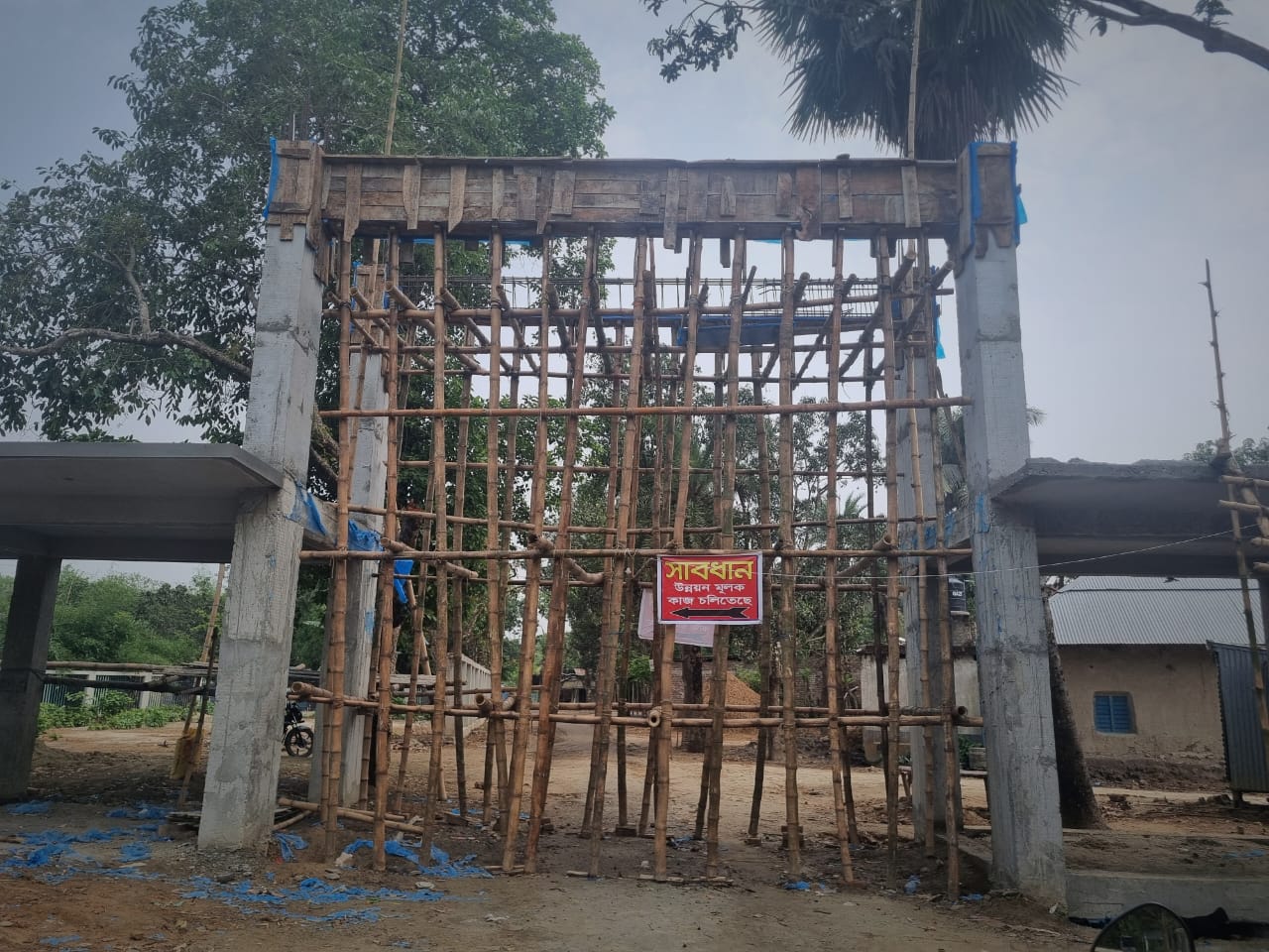 তোপের মুখে বন্ধ আলতাদিঘী জাতীয় উদ্যান গেটের নির্মাণ কাজ