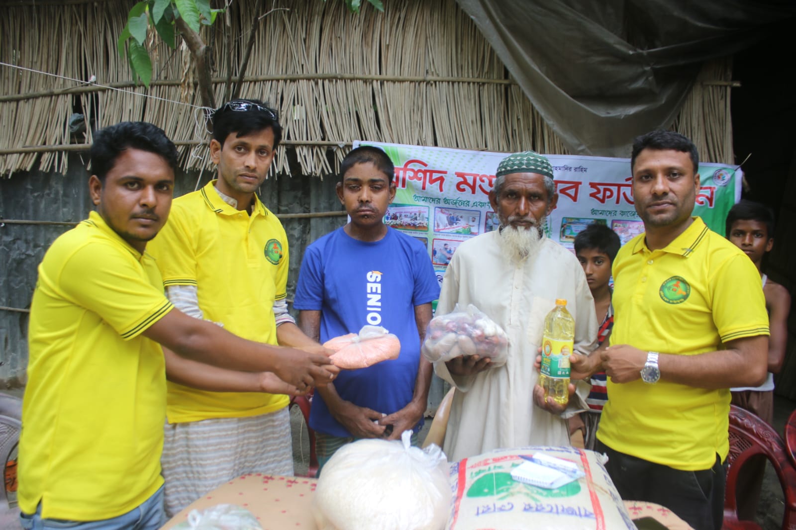 নাগেশ্বরীতে বিরল রোগে আক্রান্ত পাশে, রশিদ মন্ডল ফাউন্ডেশন