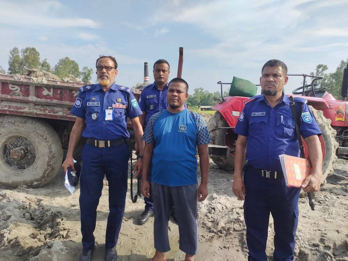 পলাশবাড়ীতে অবৈধ বালু উত্তোলনে আমিনুল ইসলাম গ্রেপ্তার