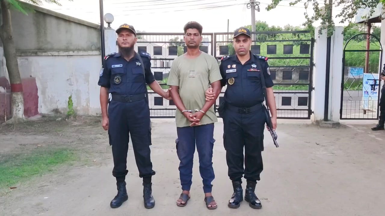 রূপগঞ্জে সম্পত্তির জন্য পিতাকে হত্যার উদ্দেশ্যে কুপিয়ে জখম, ছেলে রুবেল গ্রেফতার