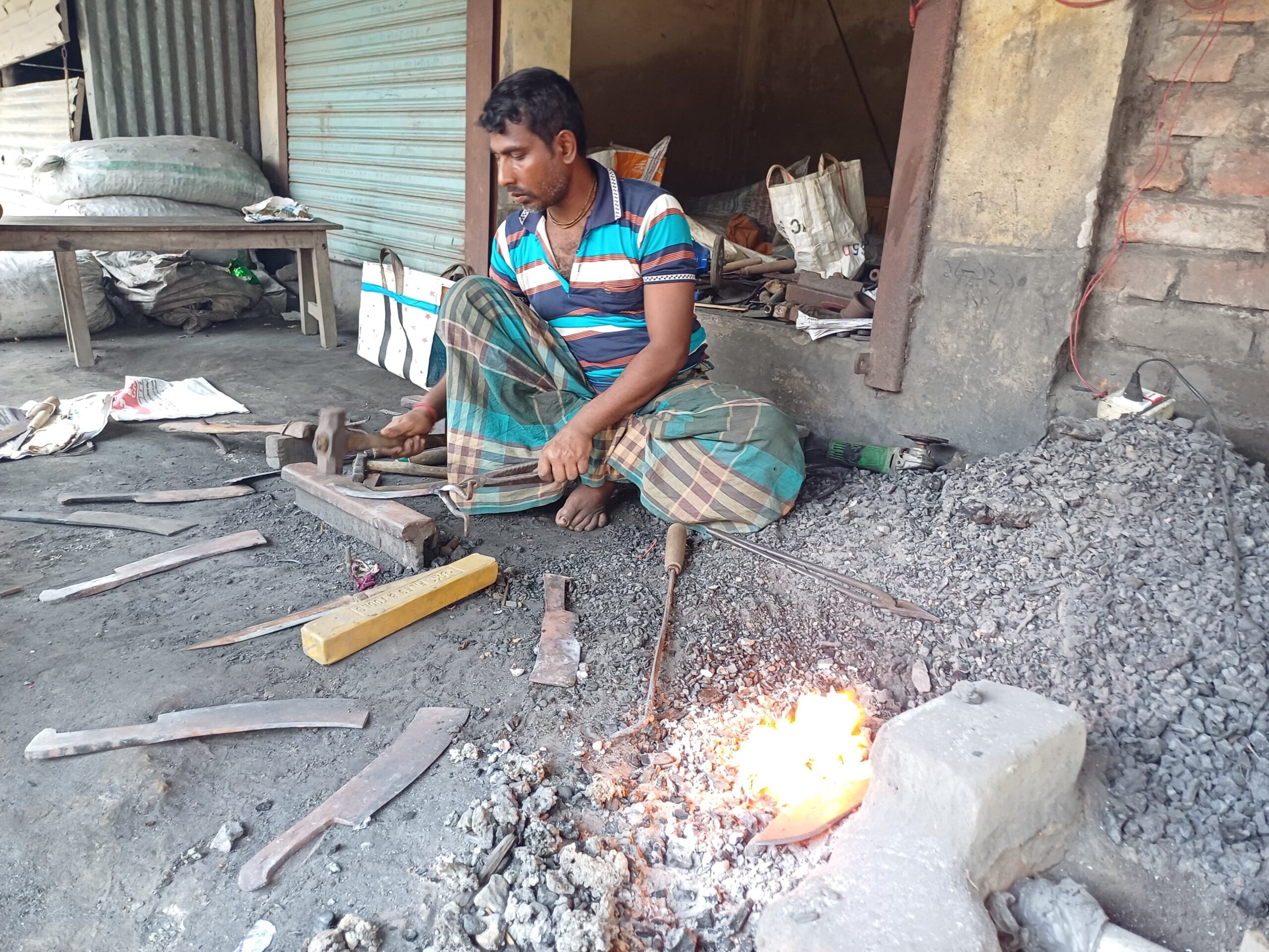 কোরবানি ঈদকে সামনে রেখে ধামইরহাটে ব্যস্ত সময় পার করছেন কামার সম্প্রদায়