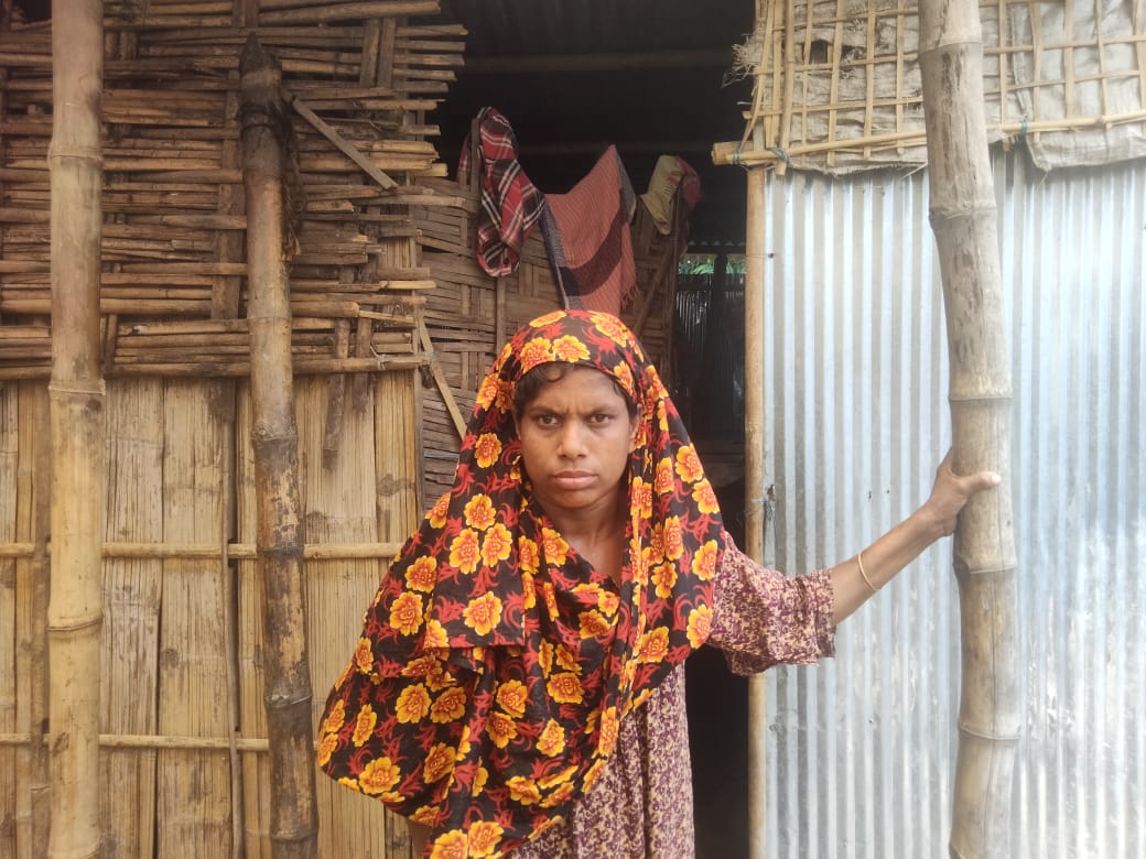 পাটগ্রামে প্রতিবন্ধী স্ত্রীকে নিয়ে ঝুপড়ি ঘরে জিবন যাপন করছেন খয়বর আলী