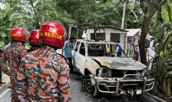 গোপালগঞ্জে পুলিশের গাড়িতে আগুন