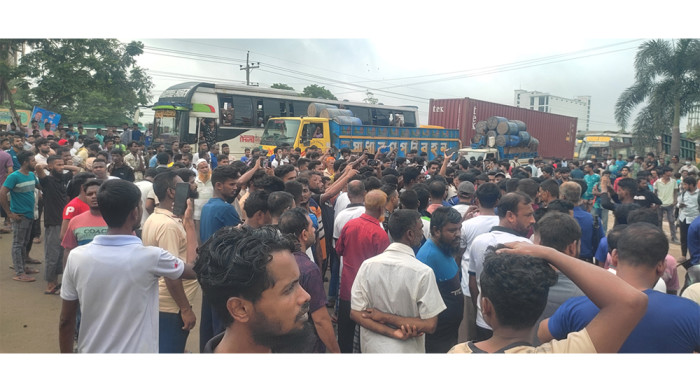 গাজীপুরে ১০ দফা দাবিতে শ্রমিকদের মহাসড়ক অবরোধ