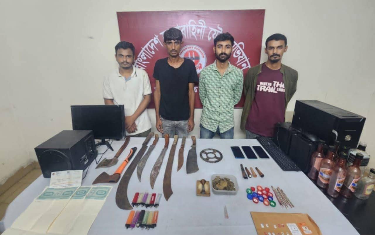 বগুড়ায় সেনাবাহিনীর ঝটিকা অভিযান: অপহৃত ৩ শিক্ষার্থী উদ্ধার